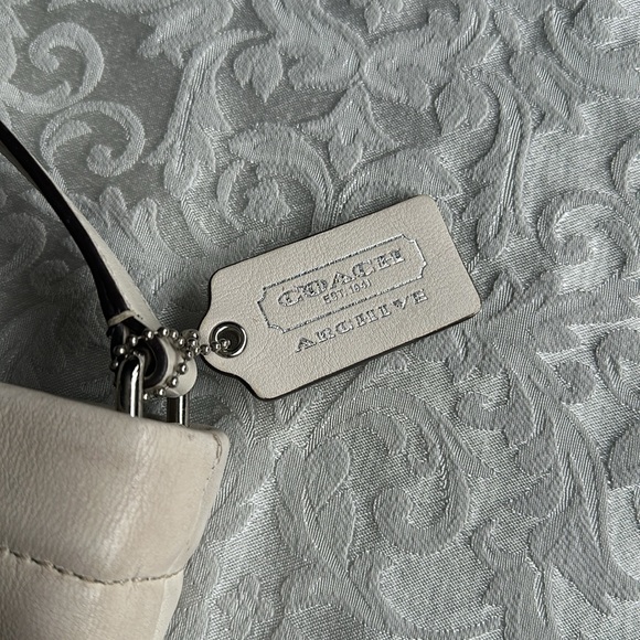 Nice Coach leather bag in cream. Good size with plenty  room - Picture 4 of 14